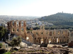 Ruinen eines römischen Theaters mit mehreren Bögen und Steinfassade in Athen.