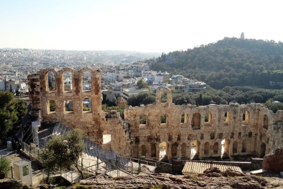 Ruinen eines römischen Theaters mit mehreren Bögen und Steinfassade in Athen.