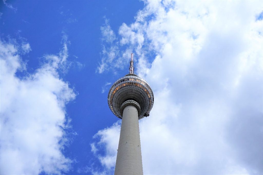 Fernsehturm in Berlin, Blick von unten auf den Turm gegen den blauen Himmel.