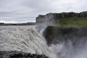 Der Dettifoss Wasserfall in Island mit starkem Wasserfluss und Nebel.