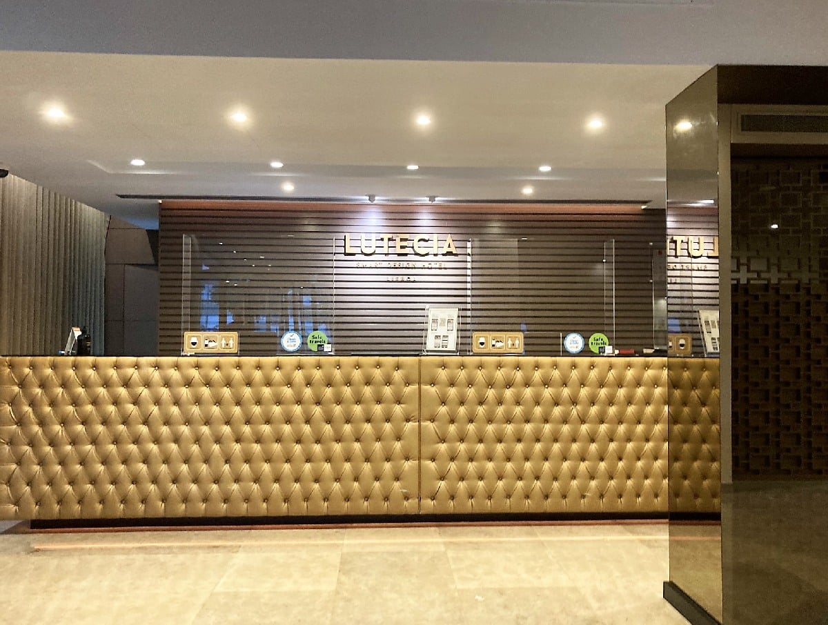 Empfangstresen in einem modernen Hotel