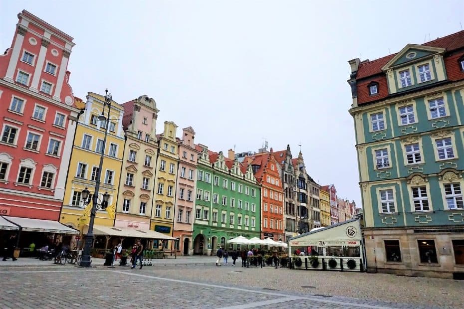 Farbenfrohe Gebäude am Marktplatz in Wrocław mit verschiedenen architektonischen Stilen.