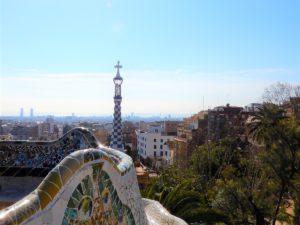 Panoramablick auf Barcelona mit dem Park Güell im Vordergrund und der Stadt im Hintergrund.