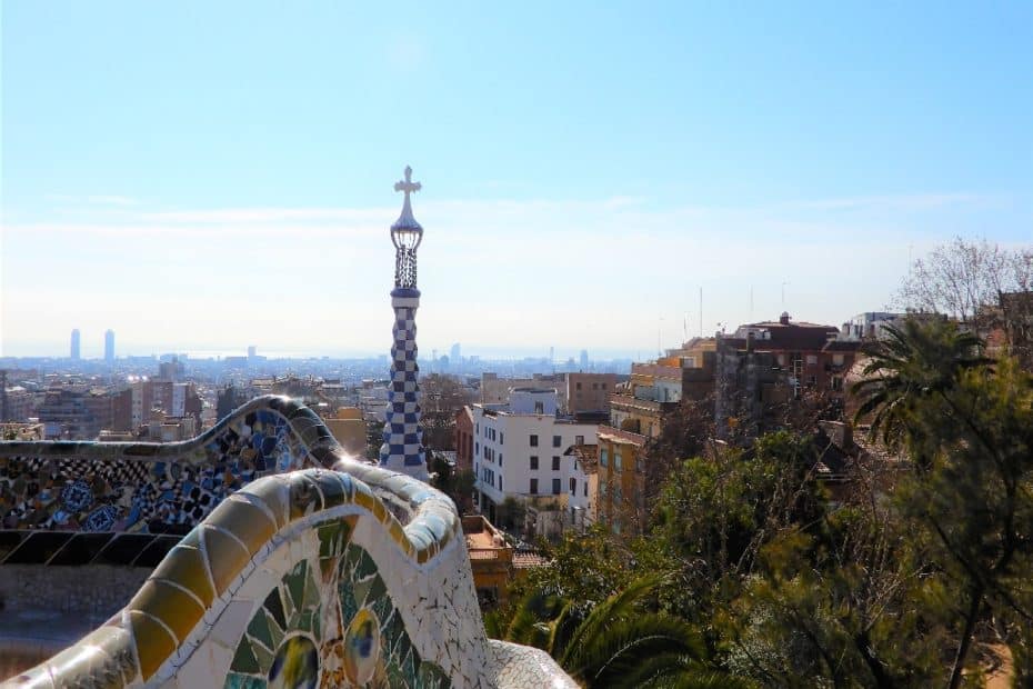Panoramablick auf Barcelona mit dem Park Güell im Vordergrund und der Stadt im Hintergrund.