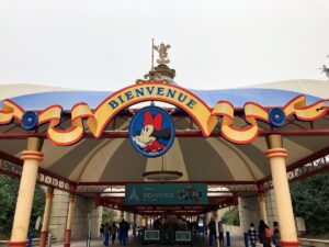 Eingangsschild mit dem Schriftzug 'Bienvenue' und Mickey Mouse im Disneyland Paris.