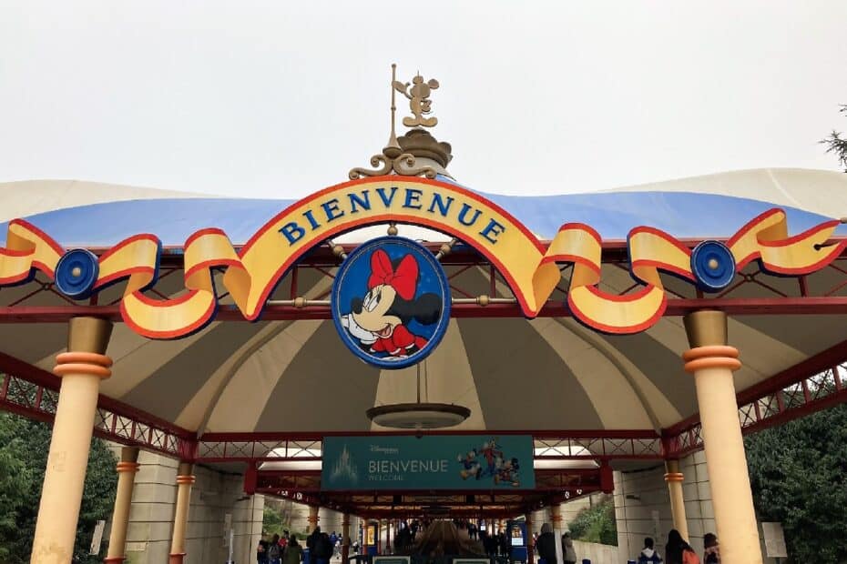 Eingangsschild mit dem Schriftzug 'Bienvenue' und Mickey Mouse im Disneyland Paris.