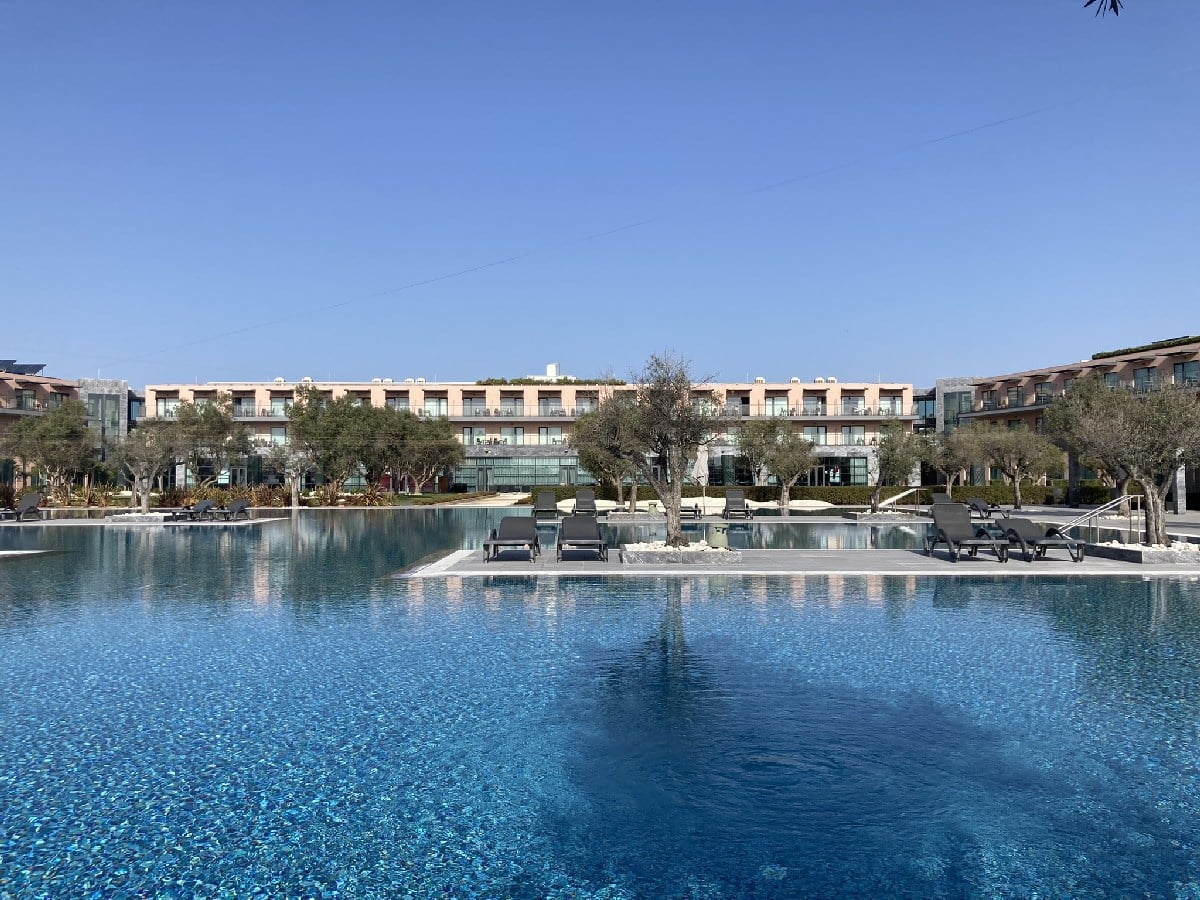 Hotel mit Pool und Liegen