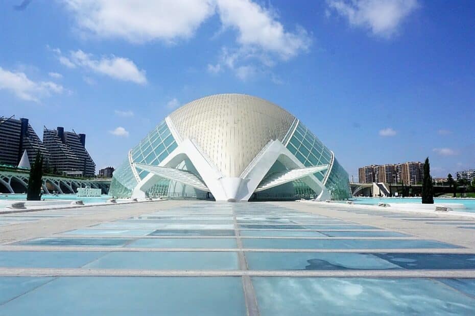 Architektonisches Design des Palau de les Arts Reina Sofia mit gläserner Fassade und geschwungener Form in Valencia.