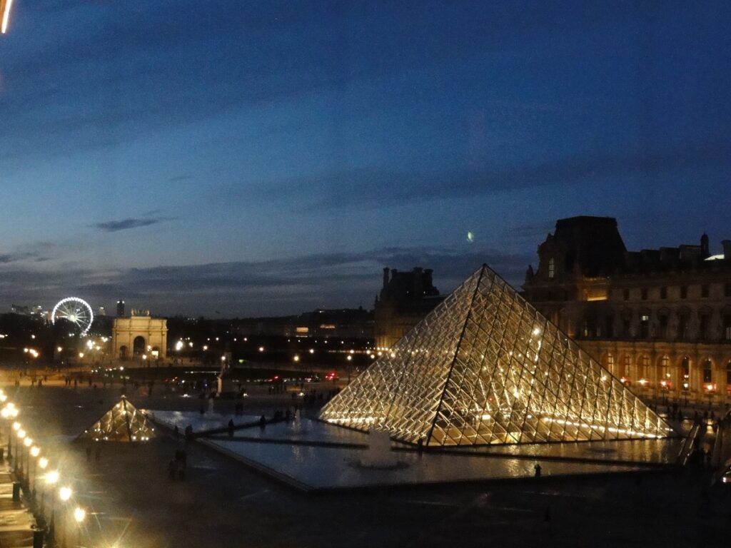 Louvre am Abend