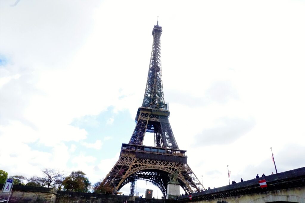 Blick vom Boot auf den Eiffelturm Paris