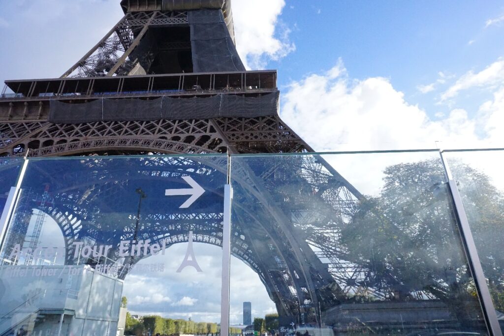 Glaswand am Eiffelturm Paris