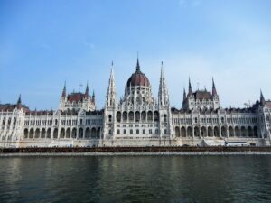 Das ungarische Parlament in Budapest mit seiner markanten Architektur und Türmen am Ufer der Donau.