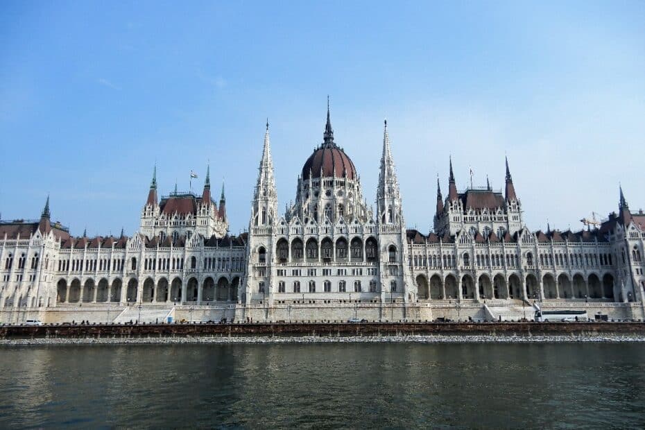 Das ungarische Parlament in Budapest mit seiner markanten Architektur und Türmen am Ufer der Donau.