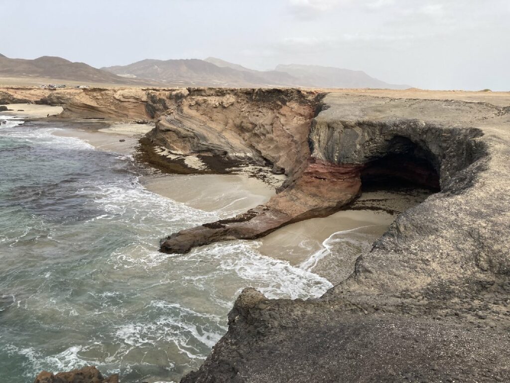 Cueva de Playa de los Ojos und Strand