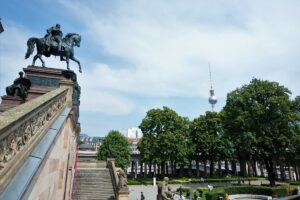 Reiterstatue auf einem Denkmal mit Blick auf die Umgebung in Berlin.