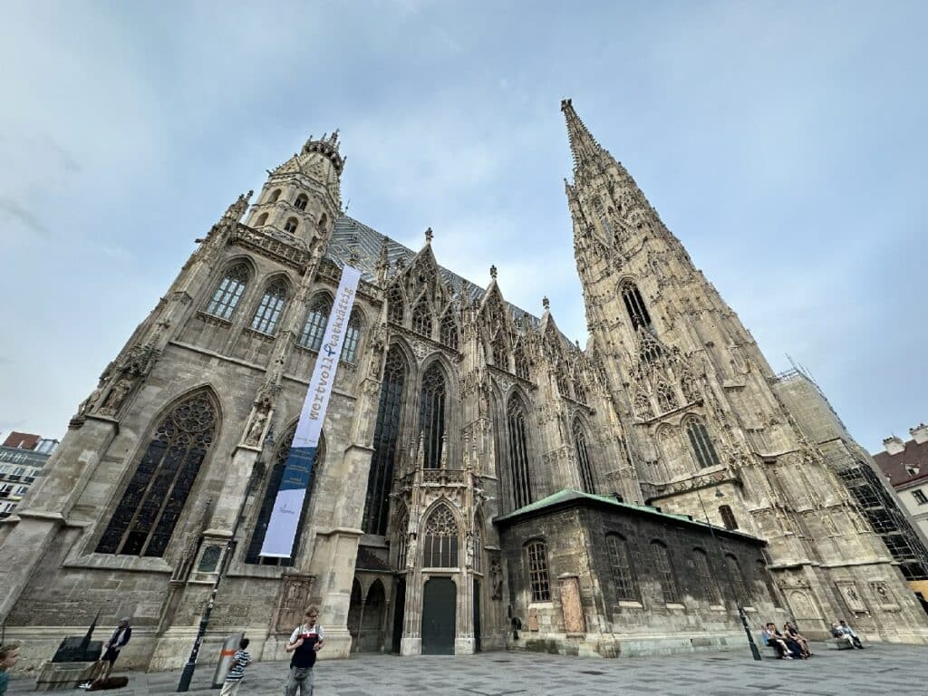 Außenansicht des Wiener Stephansdoms mit gotischer Architektur und hohem Turm.