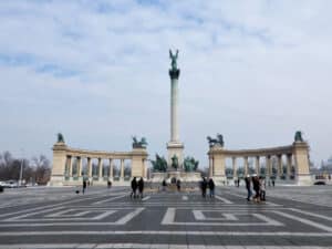 Das Heldendenkmal in Budapest mit einer Säule und Statuen von historischen Figuren und Reitern.