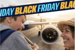 Lächelnde Frau und Junge stehen am Flughafen neben einem Flugzeug mit einem Triebwerk im Hintergrund.