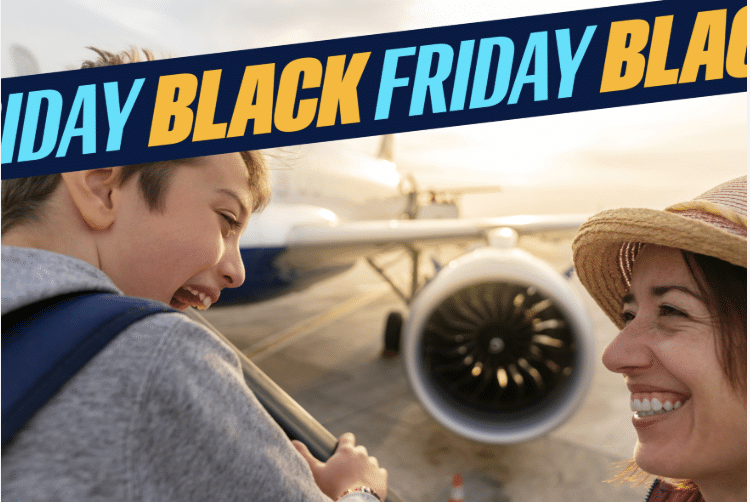 Lächelnde Frau und Junge stehen am Flughafen neben einem Flugzeug mit einem Triebwerk im Hintergrund.