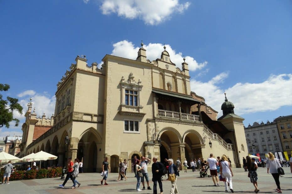 Historisches Rathausgebäude mit architektonischen Details in Krakau, umgeben von Besuchern.