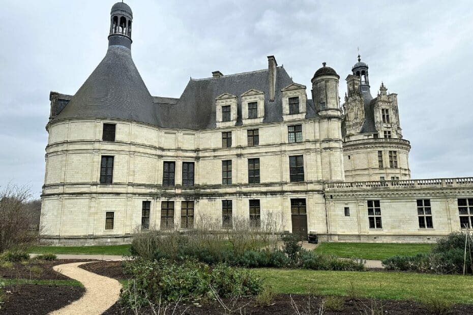 Schloss Chambord mit markanten Türmen und einer steinernen Fassade in einem Garten.