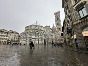 Das Baptisterium von Florenz und der Dom mit dem Campanile an einem regnerischen Tag.
