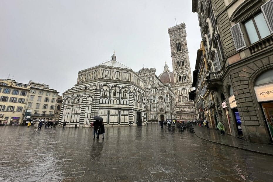 Das Baptisterium von Florenz und der Dom mit dem Campanile an einem regnerischen Tag.