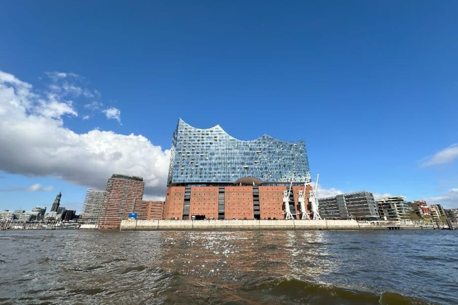 Die Elbphilharmonie in Hamburg mit ihrer markanten Architektur und dem Wasser im Vordergrund.