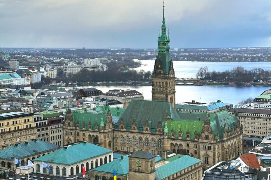 Das Hamburger Rathaus mit einer grünen Kuppel und umliegenden Gebäuden in der Stadt Hamburg.