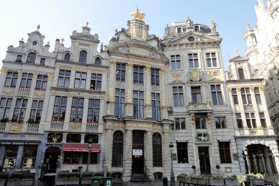 Historische Gebäude mit aufwendiger Architektur am Grand Place in Brüssel, Belgien.