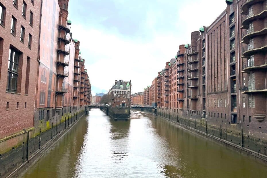 Blick auf die Speicherstadt in Hamburg mit Wasserkanal und Backsteingebäuden.