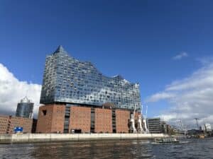 Moderne Architektur der Elbphilharmonie in Hamburg mit Glasfassade und Ziegelbau.