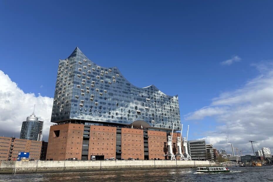Moderne Architektur der Elbphilharmonie in Hamburg mit Glasfassade und Ziegelbau.