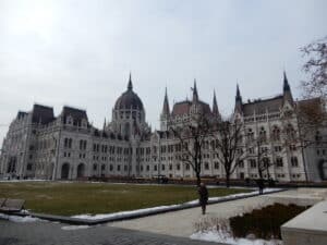 Das ungarische Parlament in Budapest mit seiner markanten Architektur und Kuppel.