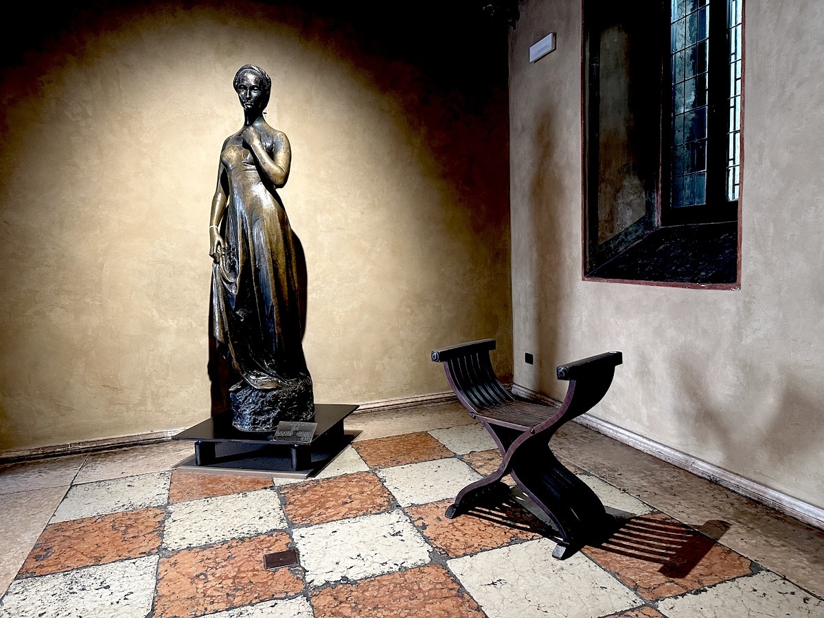Julia Statue im Haus