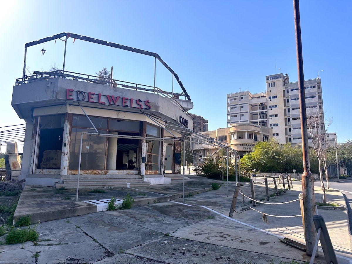 Café Edelweiss zerfallenes Bauwerk in Famagusta