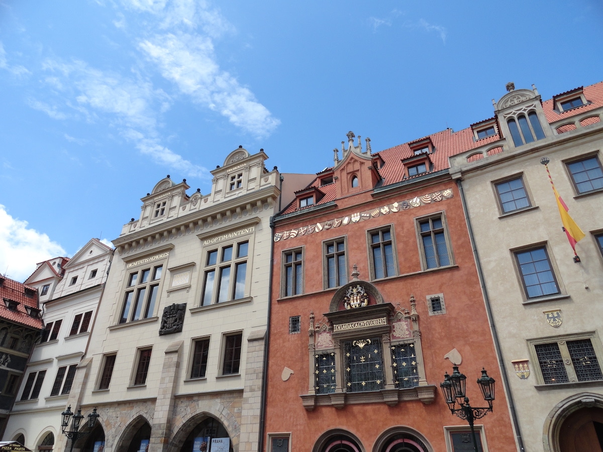 Fassade von mehreren historischen Gebäuden mit unterschiedlichen Architekturstilen und Farben.