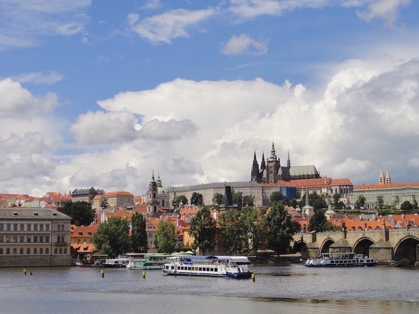 Panoramablick auf die Prager Burg und die Stadt mit Wolken am Himmel.