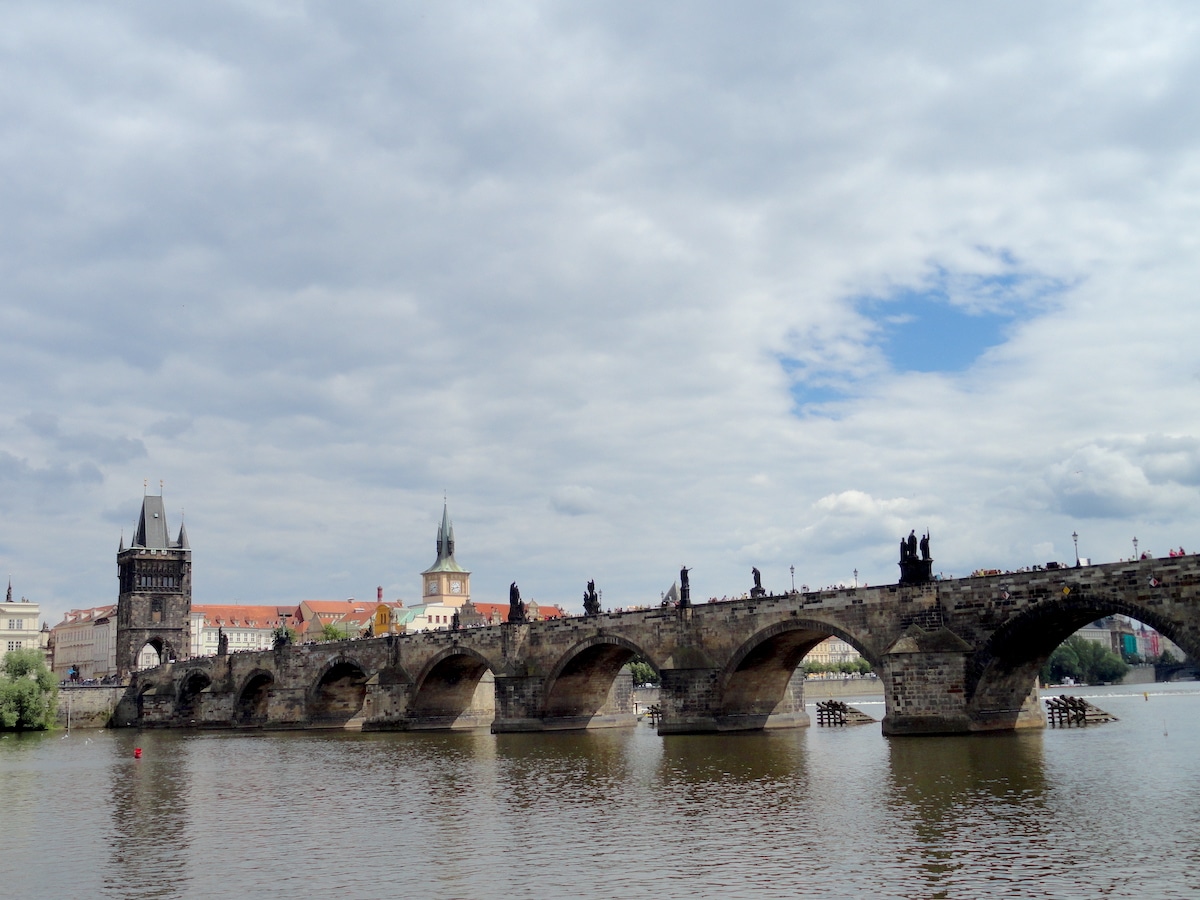 Karlsbrücke in Prag mit Wasser