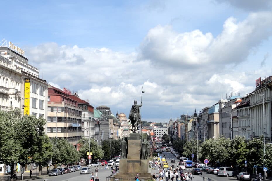 Reiterstandbild auf einem Platz mit Stadtstraße und Gebäuden im Hintergrund.