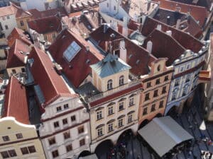 Luftaufnahme von Gebäuden mit roten Ziegeldächern in einer Altstadt.