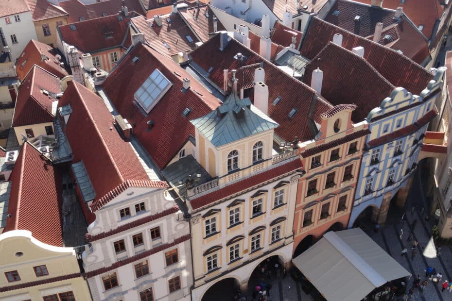 Luftaufnahme von Gebäuden mit roten Ziegeldächern in einer Altstadt.