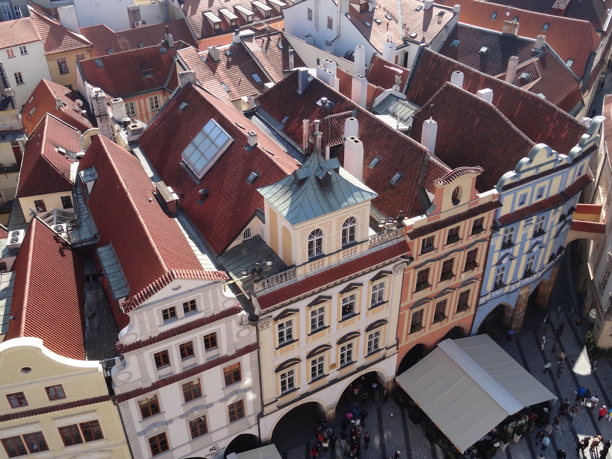 Luftaufnahme von Gebäuden mit roten Ziegeldächern in einer Altstadt.