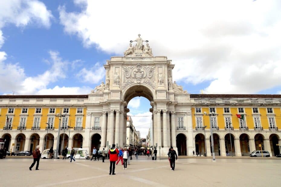 Der Arco da Rua Augusta, ein monumentales Tor in Lissabon, mit Menschen, die darunter hindurchgehen.