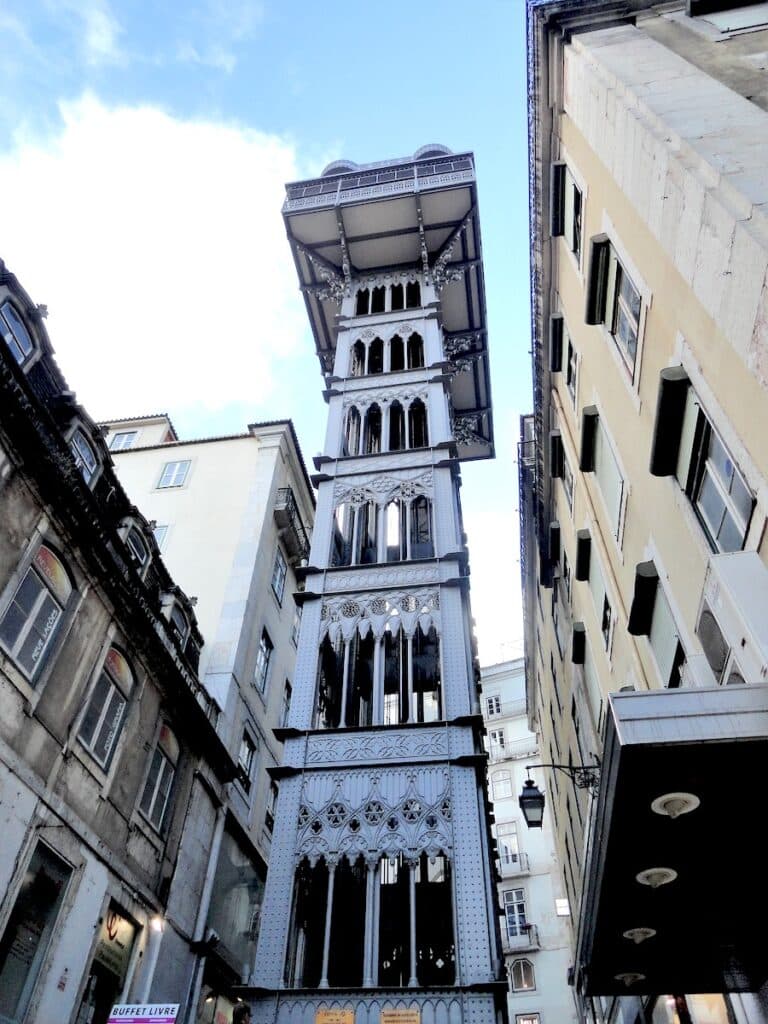 Der Elevador de Santa Justa, ein historischer Aufzug in Lissabon, ragt hoch zwischen den Gebäuden.