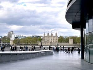 Tower of London mit mehreren Personen, die sich auf dem Gehweg in der Nähe aufhalten.