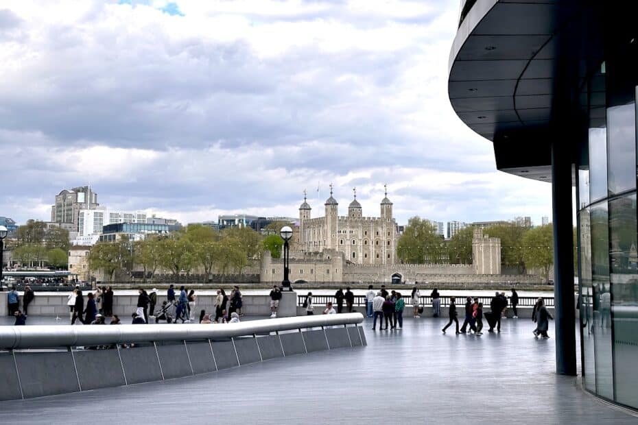 Tower of London mit mehreren Personen, die sich auf dem Gehweg in der Nähe aufhalten.