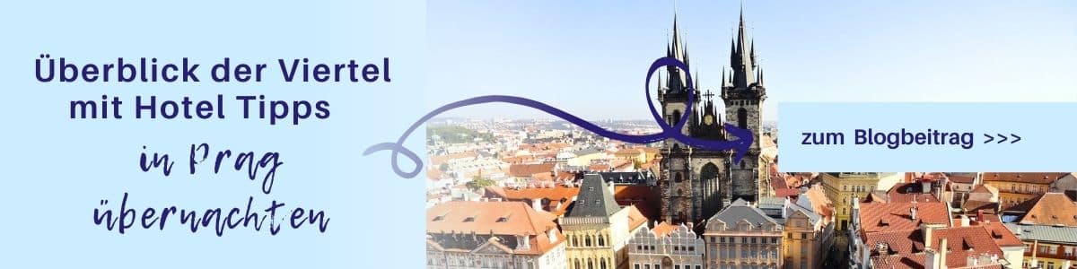 Panoramablick auf die Altstadt von Prag mit markanten historischen Gebäuden und Türmen.