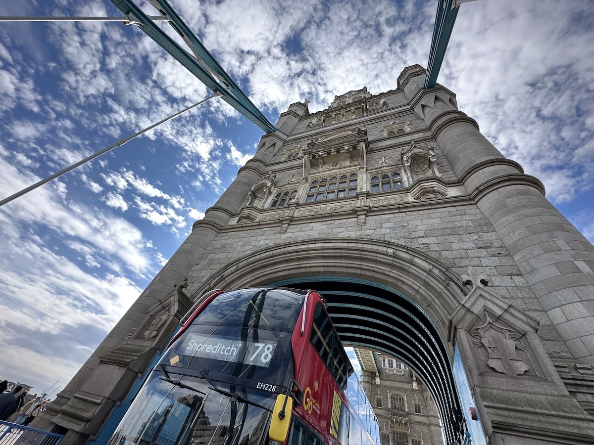Bus unter der Tower Bridge London