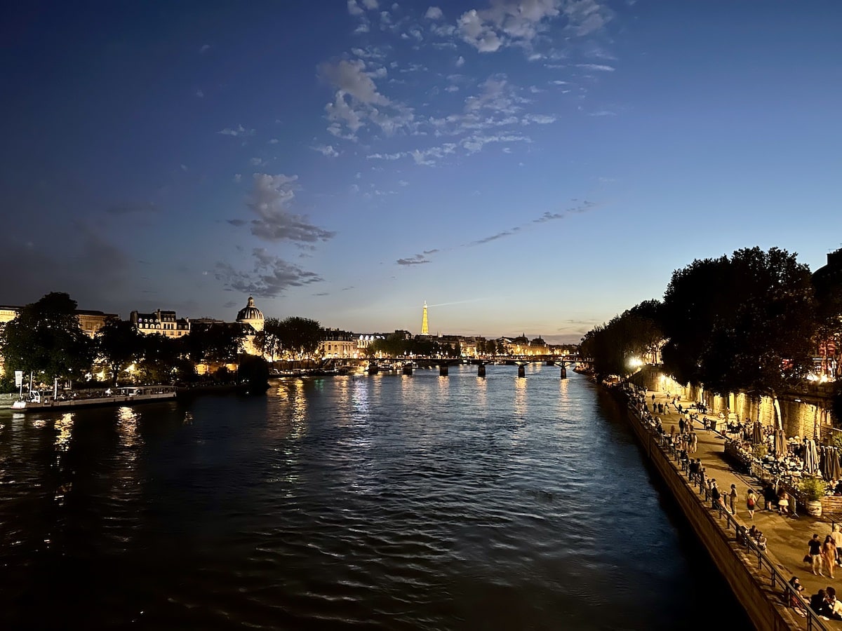 Paris am Abend an der Seine